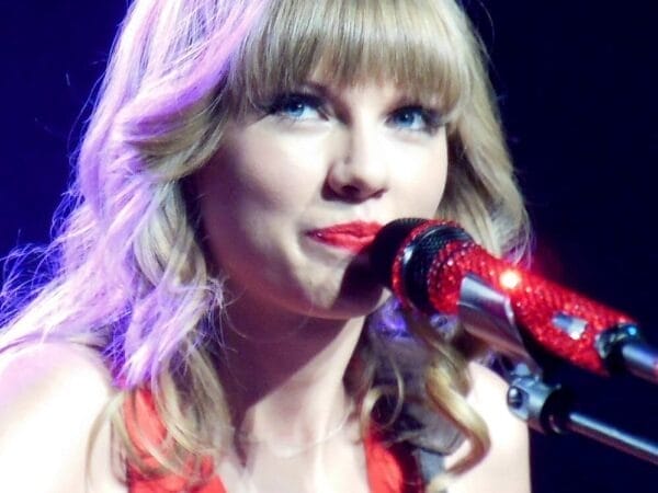 Taylor Swift singing on stage